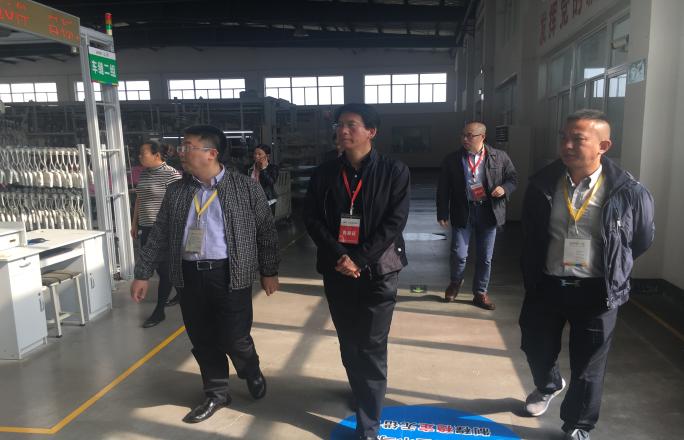 张锡安副会长参观河南万家欢乐服饰