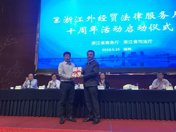 王会长代表商会向浙江省商务厅胡潍康副厅长赠送法律工作年鉴.jpg