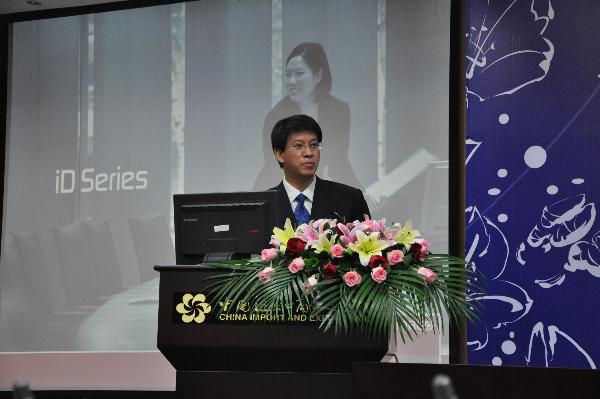 9张锡安秘书长主持会议.JPG