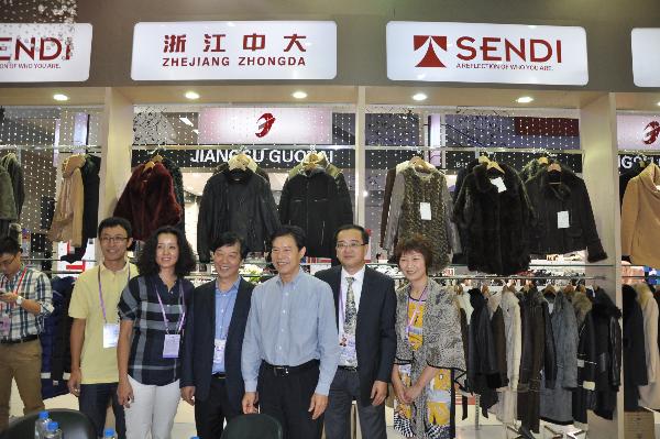 参观浙江中大集团国际贸易有限公司展位.jpg